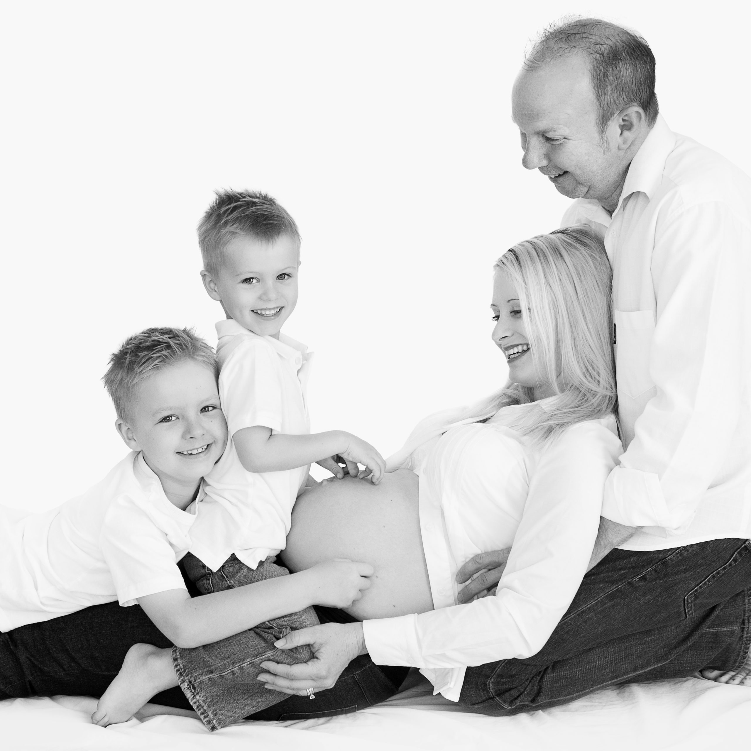 black and white maternity photography brisbane